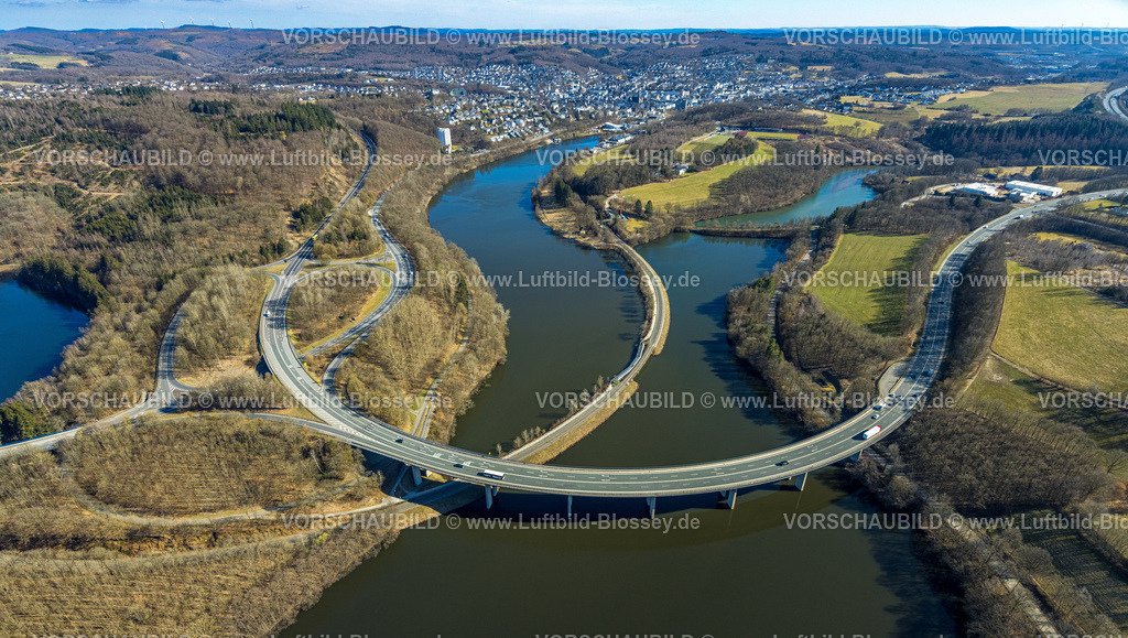 Olpe250308116BiggeVorstaubecken_B54 | Luftbild, Biggesee mit Waldgebiet, Obersee mit Brücke Landesstraße L512, geschwungene Brücke Bundesstraße B54, Olpe-Stadt, Olpe, Sauerland, Nordrhein-Westfalen, Deutschland