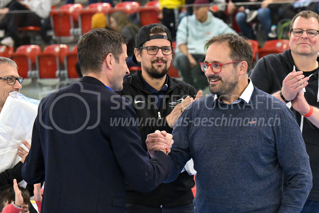 HC Rychenberg vs Floorball Köniz - 18. Dezember 2022 | HC Rychenberg vs Floorball Köniz
AXA Arena, Winterthur
Verabschiedung von langjährigen Spitzenschiedsrichtern und Funktionären.
Bild: Sportfotografie Markus Aeschimann | www.markus-aeschimann.ch - Realisiert mit Pictrs.com