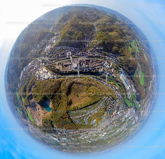 Hagen20221020_23_Hohenlimburg | Luftbild, Innenstadt Mühlenbergstraße mit Fluss Lenne, Steinbruch Steltenberg, Waldgebiet in Herbstfarben, Fisheye Aufnahme, Fischaugen Aufnahme, 360 Grad Aufnahme, Hohenlimburg, Hagen, Ruhrgebiet, Nordrhein-Westfalen, Deutschland