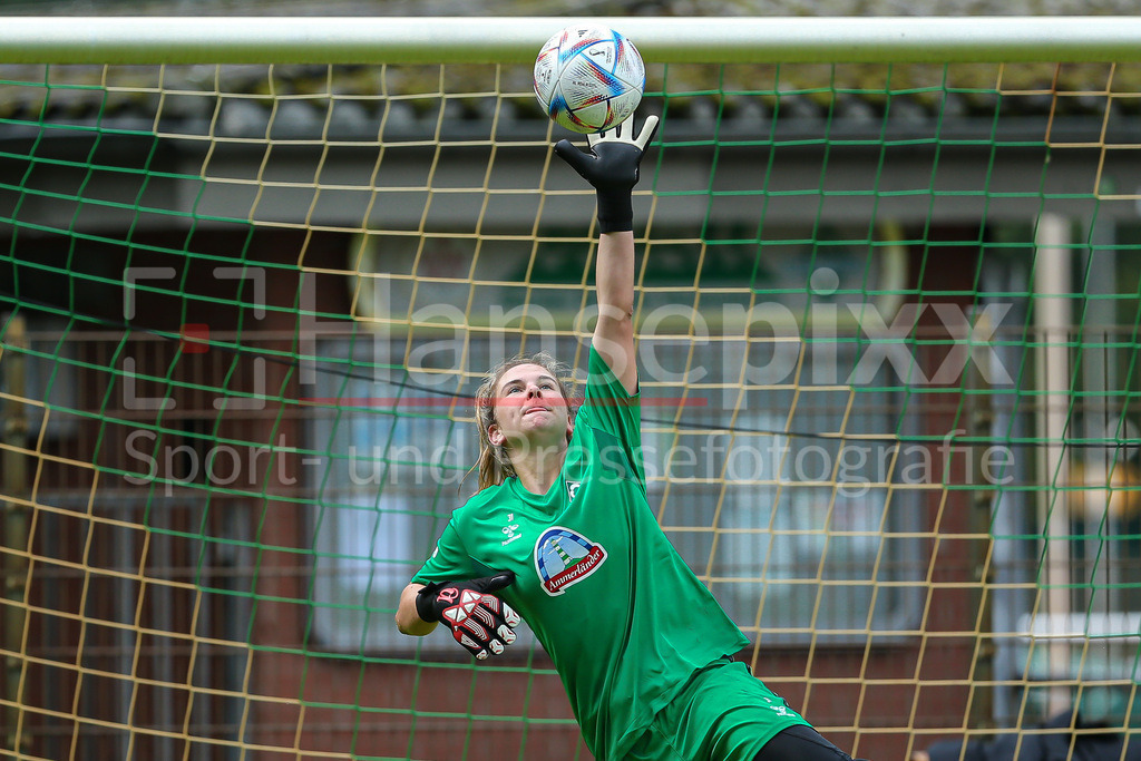 Fussball, Google Pixel Frauen-Bundesliga, Training SV Werder Bremen | v.li.: Hannah Etzold (Torhüterin, Torwart, SV Werder Bremen, 31) pariert den Ball, hält den Ball bei einer Trainingsübung
