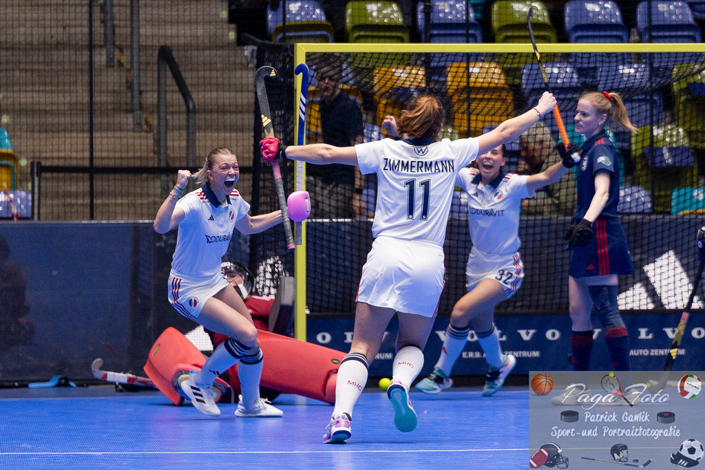 Volvo E.R.B. Final 4 Halbfinale Frauen: Mannheimer HC - Düsseldorfer HC, 25.01.2025 | Sonja Zimmermann (Mannheimer HC #11) & Verena Neumann (Mannheimer HC #19) & Carolin Seidel (Mannheimer HC #32) bejubeln das Tor / den Treffer zum 5:4 für Mannheim, Mannheimer HC - Düsseldorfer HC, Frankfurt, Süwag Arena, 25.1.2025 - Realisiert mit Pictrs.com