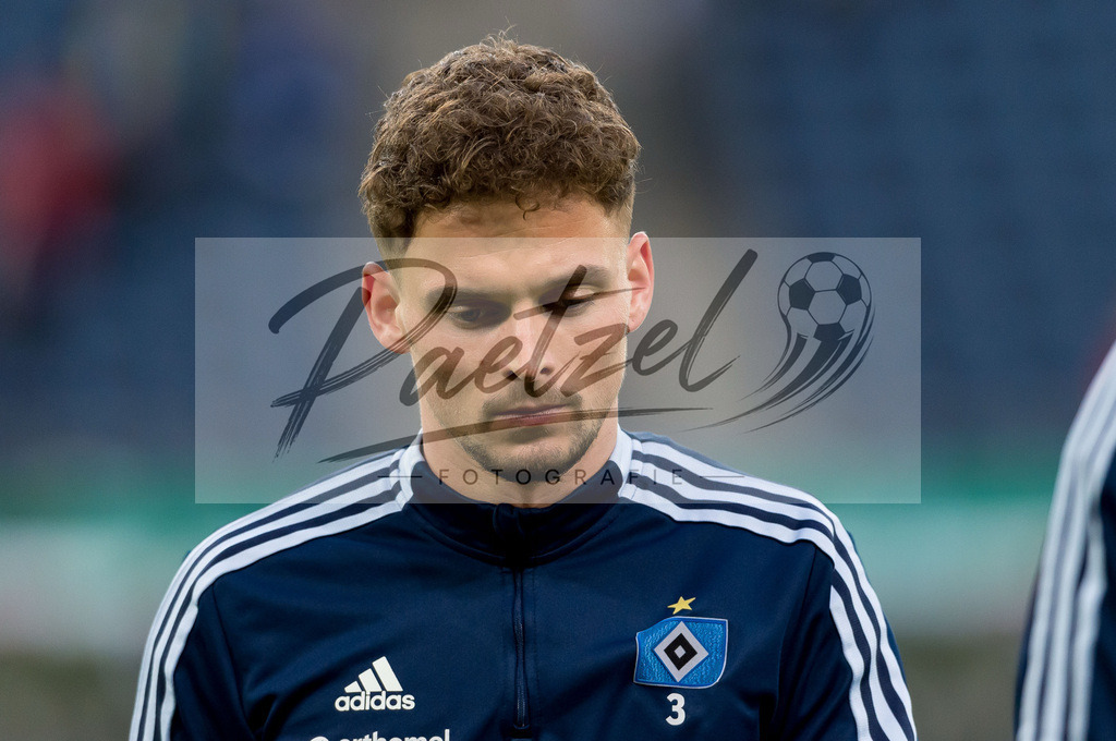 HSVSCF20220419_270 | Fussball, Herren: Moritz Heyer (Hamburger SV) schaut beim DFB-Pokal-Halbfinalspiel zwischen Hamburger SV und SC Freiburg im Volksparkstadion am 19.04.2022 in Hamburg, Deutschland.DFB / DFL REGULATIONS PROHIBIT ANY USE OF PHOTOGRAPHS AS IMAGE SEQUENCES AND/OR QUASI-VIDEO. - Realisiert mit Pictrs.com