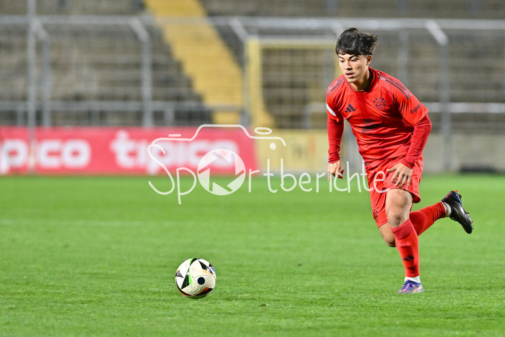 FC Bayern Amateure - TSV Schwaben Augsburg | am Ball Angelo BRUECKNER (FC Bayern München II #13) / Freisteller / Einzelfoto