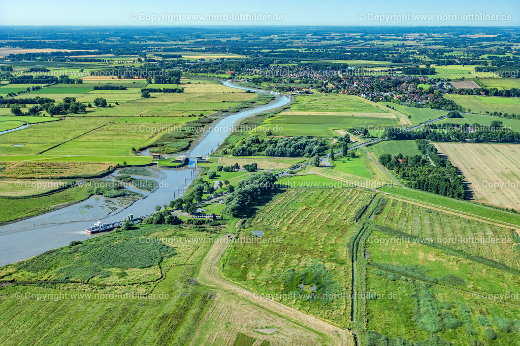 Wischhafen_Elbfähren_Frs_ELS_9696130822 | DROCHTERSEN 13.08.2022 Fahrt eines Fähr- Schiffes der " Elbfähre Glückstadt Wischhafen " in Wischhafen im Bundesland Niedersachsen, Deutschland. Weiterführende Informationen bei: FRS Elbfähre Glückstadt Wischhafen GmbH. // Driving a ferry ship of the "Elbfaehre Glueckstadt Wischhafen" in Wischhafen in the state Lower Saxony, Germany. Further information at: FRS Elbfaehre Glueckstadt Wischhafen GmbH. Foto: Martin Elsen