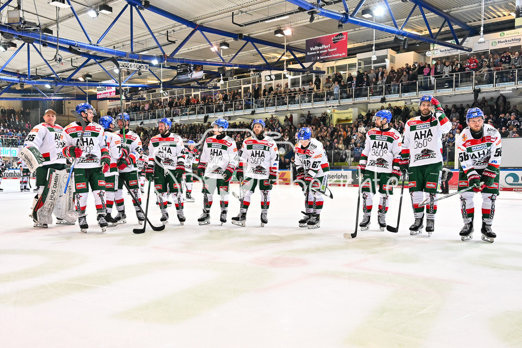 Iserlohn Roosters - Augsburger Panther | Die Spieler der Panther feiern zusammen mit den Fans den Klassenerhalt in Iserlohn / Freude / Happy / Abstieg / Absteiger / DEL: Iserlohn Roosters - Augsburger Panther, Eissporthalle Iserlohn am 07.03.2025