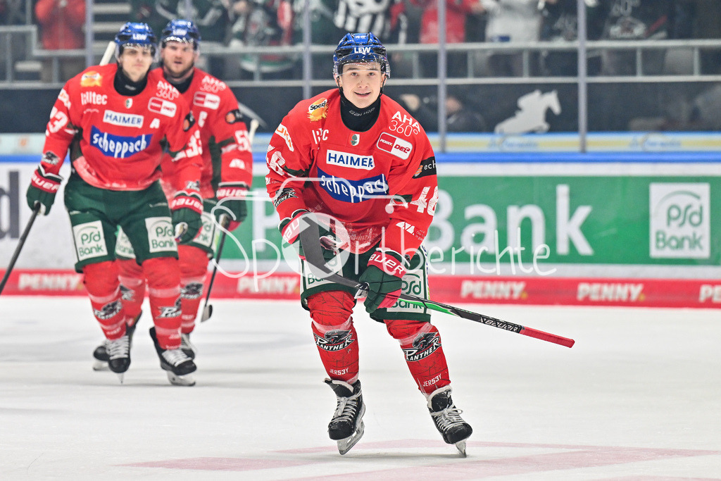 Augsburger Panther - Iserlohn Roosters | AUGSBURG, GERMANY - 06. JANUARY: Jubel der Panther nach dem Treffer zum 2-0 durch Moritz ELIAS (Augsburger Panther 46) / Tor / Torschuetze / Freude / Happy / während dem Match zwischen den Augsburger Panthern und den Iserlohn Roosters am 37. Spieltag der Penny DEL im Curt Frenzel Stadion