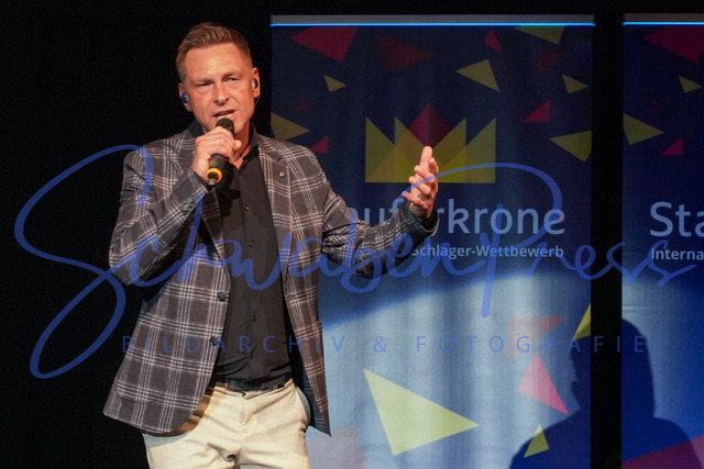 060424Ho1882 | Raimond Dex -Stauferkrone 2024
Der internationale Schlagerwettbewerb Stauferkrone wird 2024 bereits zum fuenften Mal von Maitis Media ausgerichetet. 
Deutschland, Donzodrf, Stadthalle, 06.04.2024


