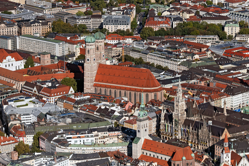 dr__0054050.jpg | MüNCHEN 07.10.2024 Stadtansicht der Altstadt an der Frauen- Kirche am Neuen Rathaus im Zentrum der Landeshauptstadt München in Bayern. Die Frauenkirche ist die Kathedralkirche des Erzbischofs von München und Freising und gilt als Wahrzeichen der bayerischen Landeshauptstadt. Für den dreischiffigne spätgotischen Backsteinbau mit umlaufendem Kapellenkranz erfolgte die Grundsteinlegung im Jahr 1468 durch Herzog Sigismund. // City view of the Old Town at the Frauenkirche at the New Town Hall in the center of Munich in Bavaria. Foto: Daniel Reiter