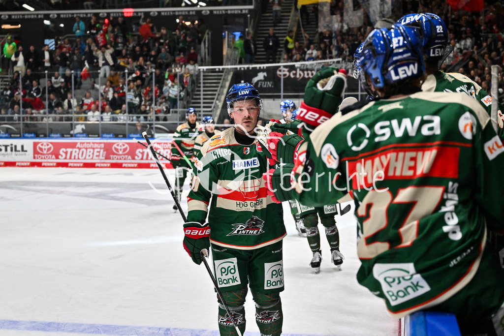 Augsburger Panther - Eisbären Berlin | Jubel der Panther nach dem Treffer zum 1-2 durch Cody KUNYK (Augsburger Panther 20) / Tor / Torschuetze / Freude / Happy / DEL: Augsburger Panther  - Eisäbren Berlin; Curt Frenzel Stadion am 03.10.2025