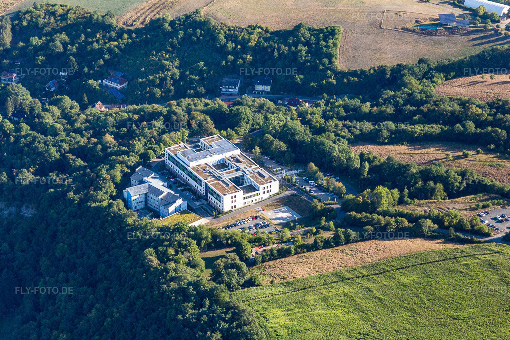 Luftbild: Klinikgelände des Krankenhauses Zentrum für Neurologische Diagnostik und Therapie in Meisenheim im Bundesland Rheinland-Pfalz in Deutschland. Foto: IMG_109849.jpg vom 06.08.2018 durch Werner Riehm/FLY-FOTO.de