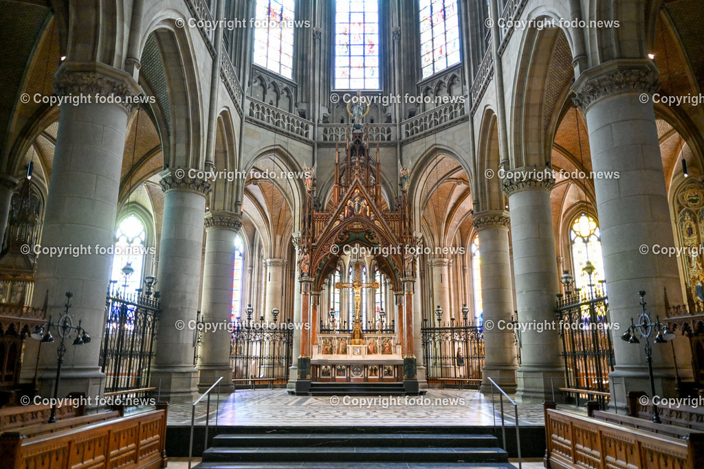 Domplatz Linz_ Mariendom_ Neuer Dom_ 16.04.2024-12 | 16.04.2024, Domplatz Linz, AUT, Mariendom, Neuer Dom, im Bild Altar, Hochaltar, Maria-Immaculata-Statue am Hochaltar, Innenraum, Sitzbaenke, Kirchenschiff, Saeulen, Fenster, Glas