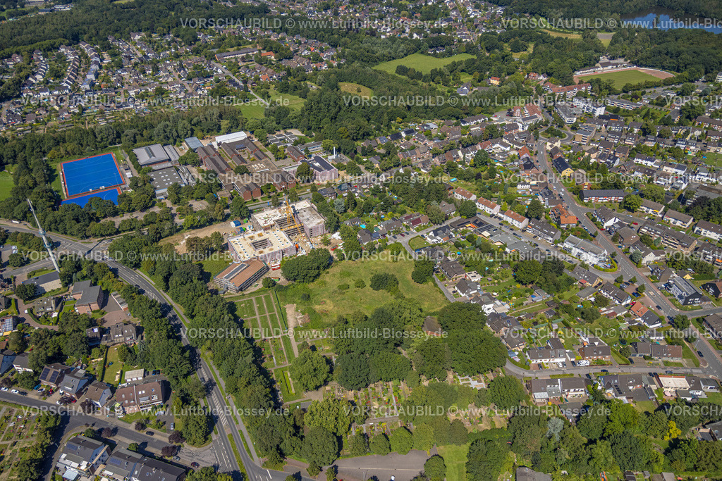 Dinslaken240803169 | Luftbild, Hiesfeld Schulzentrum mit Gesamtschule, Hauptschule  und Gustav-Heinemann-Gymnasium, Sporthallen und blaue Sportplätze, Baustelle Realschule und Gustav-Heinemann-Gymnasium Campus-Süd, Hiesfeld, Dinslaken, Ruhrgebiet, Nordrhein-Westfalen, Deutschland