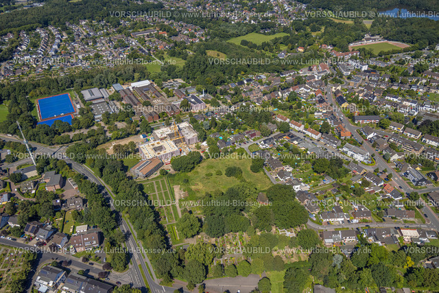 Dinslaken240803169 | Luftbild, Hiesfeld Schulzentrum mit Gesamtschule, Hauptschule  und Gustav-Heinemann-Gymnasium, Sporthallen und blaue Sportplätze, Baustelle Realschule und Gustav-Heinemann-Gymnasium Campus-Süd, Hiesfeld, Dinslaken, Ruhrgebiet, Nordrhein-Westfalen, Deutschland