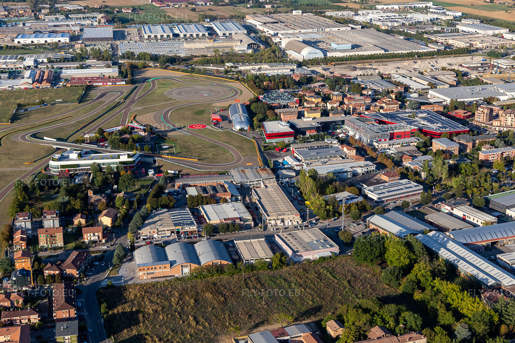 Vue aérienne: Circuit de Formule 1 de Ferrari, Pista di Fiorano, Circuito di Fiorano à Maranello dans le département Modena, Italie – .Photo: IMG_134615.jpg prise le 19/09/2022 par Werner Riehm/FLY-FOTO.eu – Résolution de l'original: 5390 x 3593 px – WWW.FERRARI.COM