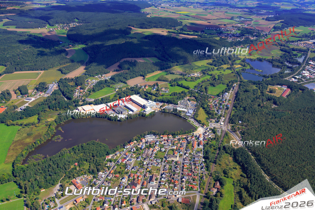 Die Luftaufnahme der Stadt Weiherhammer wurde 2017 vom Flugzeug heraus erstellt ( keine Drohne )- hohe Auflösung für beste Qualität