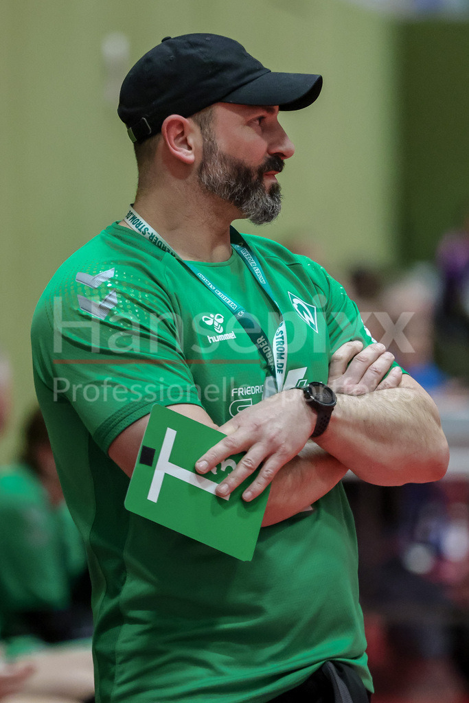 Handball, 2. Bundesliga Frauen, SV Werder Bremen - HL Buchholz 08-Rosengarten | v.li.: Patrice Giron (Trainer, Interimstrainer, Cheftrainer, SV Werder Bremen) Portrait, Nahaufnahme, Einzelfoto, Einzelbild