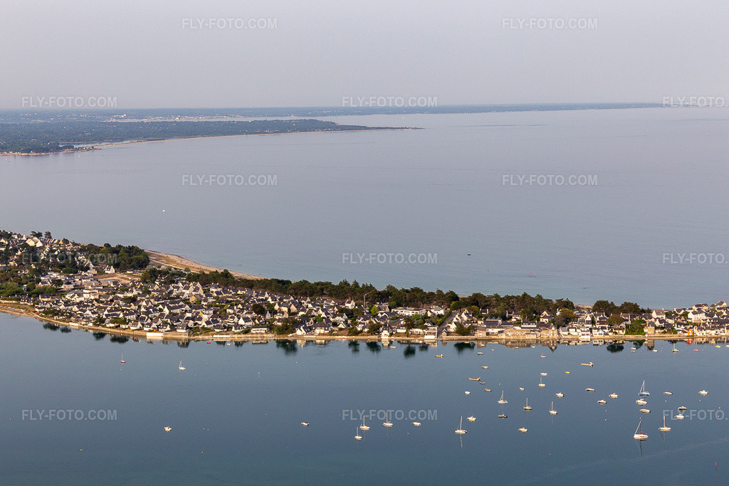 Aerial view: View of the town in Île-Tudy in the state Finistere, France. – Photo: IMG_132521.jpg taken on 06/17/2022 by Werner Riehm/FLY-FOTO.com – Resolution of the original: 5188 x 3459 px