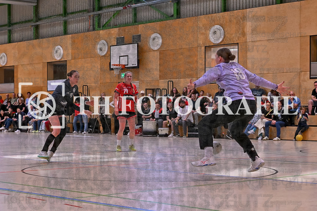 GER, SG Maulburg/Steinen - HB Kinzigtal, Handball, Suedbadenliga, 22. Spieltag, Saison 2023/2024, 27.04.2024 | Vanessa Haas (HB Kinzigtal, #21) wirft den Ball auf das Tor von Zoe Zscherper (SG Maulburg/Steinen, #18)

GER, SG Maulburg/Steinen - HB Kinzigtal, Handball, Suedbadenliga, 22. Spieltag, Saison 2023/2024, 27.04.2024

Foto: TH Fotografie/Thomas Hess