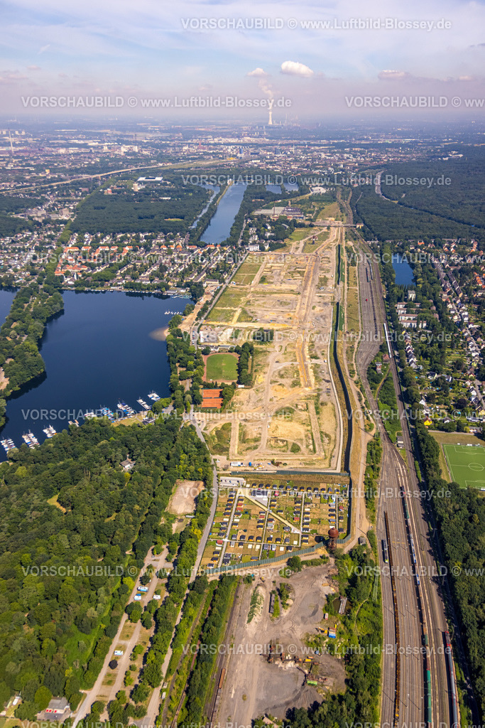 Duisburg220701698 | Luftbild, Lärmschutzwand, geplantes Duisburger Wohnquartier am ehemaligen Rangierbahnhof Wedau, Kleingartenverein KGV 6 Seen Wedau, Wedau, Duisburg, Ruhrgebiet, Nordrhein-Westfalen, Deutschland