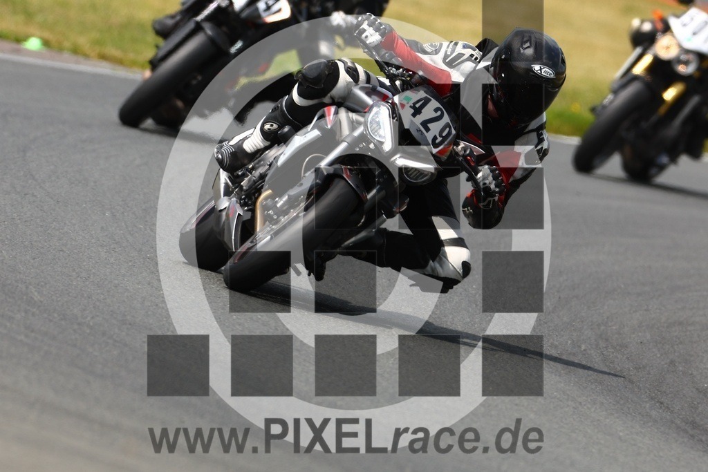 0429-PXR38900 | Schöne Erinnerungen an spannende Momente - das festzuhalten ist unser Job. PIXELrace.de ist seit 2003 auf den Rennstrecken Europas unterwegs um die Action draußen beim Fahren und die wunderbare Stimmung imm Fahrerlager für euch einzufangen.