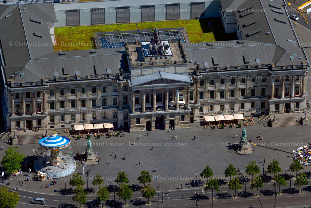 4036269 | BRAUNSCHWEIG 31.07.2020 Gebäude des Einkaufszentrum Schloss-Arkaden Braunschweig am Ritterbrunnen in der Altstadt in Braunschweig im Bundesland Niedersachsen. Eigentümer und Betreiber ist die ECE Projektmanagement G.m.b.H. &amp; Co. KG. Weiterführende Informationen bei: ECE Projektmanagement G.m.b.H &amp; Co. KG,  GEZE GmbH,  HOCHTIEF Aktiengesellschaft AG,  alsecco GmbH,  gs-Shopping Center Consulting + Design Dipl.Des. (FH) Gisela Simon. // Building of the shopping center Schloss-Arkaden Braunschweig am Ritterbrunnen in der Altstadt in Braunschweig in the state Lower Saxony. Further information at: ECE Projektmanagement G.m.b.H &amp; Co. KG,  GEZE GmbH,  HOCHTIEF Aktiengesellschaft AG,  alsecco GmbH,  gs-Shopping Center Consulting + Design Dipl.Des. (FH) Gisela Simon. Foto: Gerhard Launer