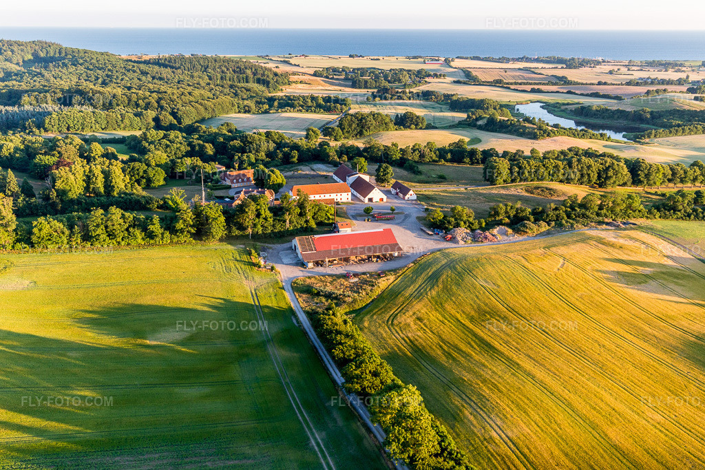 Aerial view: Klintholm Mon (DK), Klintholm Gods in Borre in the state Zealand, Denmark. – Photo: IMG_108715.jpg taken on 07/04/2018 by Werner Riehm/FLY-FOTO.com – Resolution of the original: 5272 x 3515 px