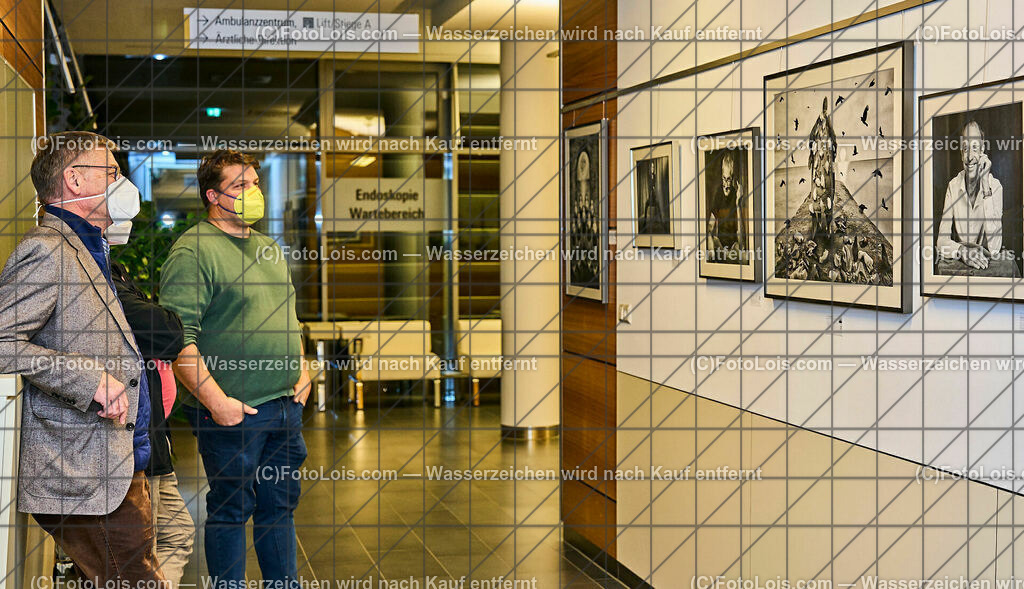 ALP2061_Buchvorstellung-Systemerhalter_Fellner Leo | (C)2023 FotoLois.com, Alois Spandl, Buchpräsentation 'Systemerhalter' von Leo Fellner, die Vernissage im Landesklinikum Melk musste kurzfristigst wegen zu großer Gefahr einer Corona-Infektion abgesagt werden, weshalb nur wenige Beuscher zur Präsentation erschienen sind (statt der angemeldeten 150 Personen), die Ausstellung im Landesklinikum kann noch bis Weihnachten einzeln oder in Kleingruppen besucht werden, Do 9. Nobember 2023.