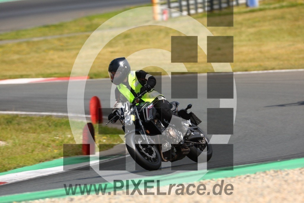 0142-20250616_01534 | Schöne Erinnerungen an spannende Momente - das festzuhalten ist unser Job. PIXELrace.de ist seit 2003 auf den Rennstrecken Europas unterwegs um die Action draußen beim Fahren und die wunderbare Stimmung imm Fahrerlager für euch einzufangen.
