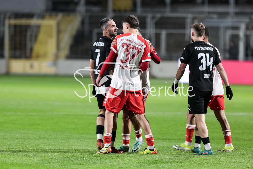 FC Bayern Amateure - TSV Buchbach | nach der Partie gibt es noch diskussionen zwischen Kevin HINGERL (TSV #7) und Javier FERNANDEZ GONZALEZ (FCB #37) / Rudelbildung