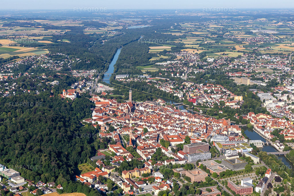 Luftbild: Altstadt Landshut in Landshut im Bundesland Bayern in Deutschland. Foto: IMG_133060.jpg vom 03.07.2022 durch Werner Riehm/FLY-FOTO.deStadt Landshut