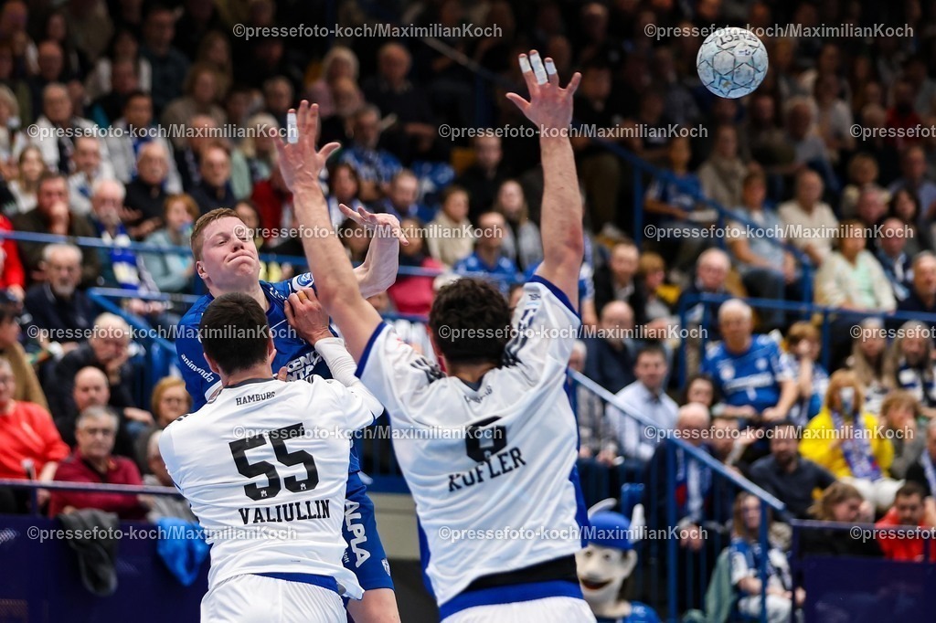 xKWIx26022601029 | 26.02.2026, xKWIx, Handball, DAIKIN Handball-Bundesliga, TBV Lemgo Lippe - Handball Sport Verein Hamburg, PHOENIX CONTACT Arena: Niels Versteijnen (TBV Lemgo Lippe #25) beim Wurf und Zweikampf mit Asat Waliullin (Handball Sport Verein Hamburg #55) und Elias Kofler (Handball Sport Verein Hamburg #6) Photo: xKamilxWilkowskixPressefotoKochx