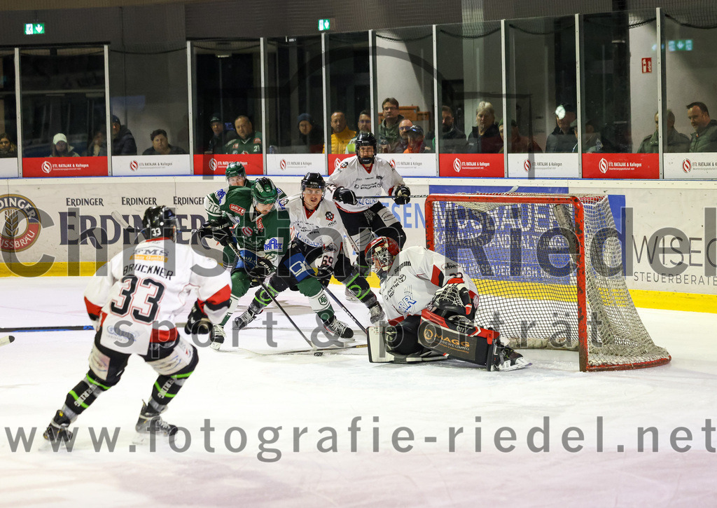 2023-11-12_101_TSV_Erding_gegen_EHC_Koenigsbrunn | Erding, Deutschland, 12.11.2023:
Eishockey, Bayernliga Vorrunde 2023 / 2024, 9. Spieltag, TSV Erding gegen EHC Königsbrunn, Endergebnis: 3:2

Leon Abstreiter (Erding Gladiators, #72), Leon Steinberger (EHC Königsbrunn, #69), Torwart Stefan Vajs (EHC Königsbrunn, #32)

Foto: Christian Riedel / fotografie-riedel.net