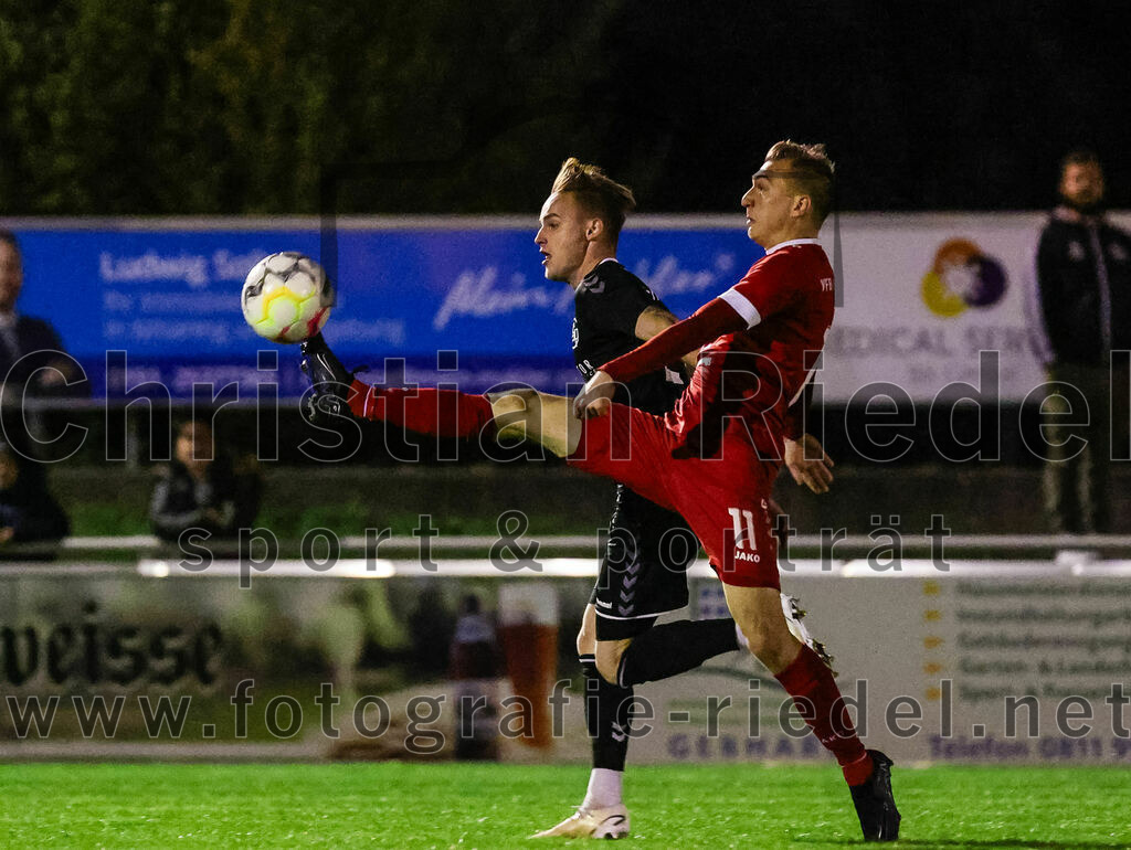 2023-10-27_049_VfB_Hallbergmoos_gegen_FC_Schwaig | Hallbergmoos, Deutschland, 27.10.2023:
Fußball, Landesliga Südost 2023 / 2024, 18. Spieltag, VfB Hallbergmoos gegen FC Schwaig, Endergebnis: 2:3

Leon Roth (FC Schwaig, #21), Tobias Krause (VfB Hallbergmoos, #11)

Foto: Christian Riedel / fotografie-riedel.net