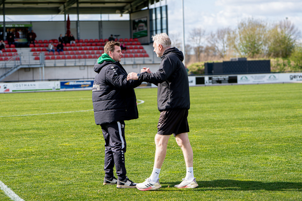 Fußball I Herren I Saison 2025-2026 I Bezirksliga Weser-Ems 4 I 26. Spieltag I VFL Oythe - SV Hansa Friesoythe I 19945 | jns.sportfotos - Realisiert mit Pictrs.com