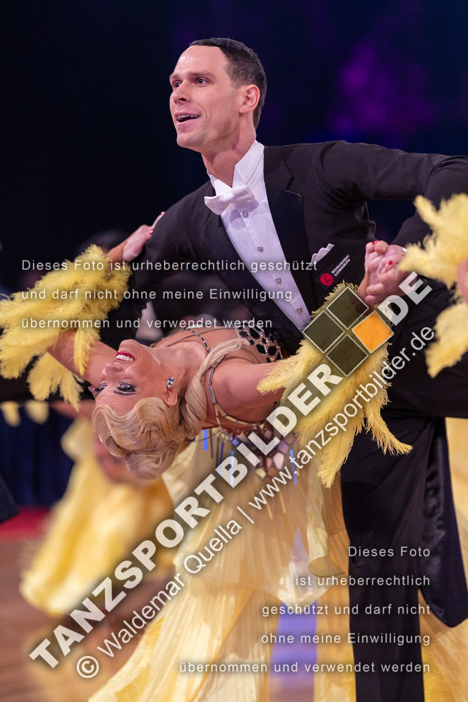 20231111-10361 | Hier finden Sie Tanz Bilder vom Latein und Standard Formationen tanzen. Sportbilder vom Tanzsport. Schöne Fotos und von Weltmeisterschaft, Europameisterschaft, Bundesliga, Regionalliga, Oberliga und Landesliga sowie von GOC Stuttgart, DanceComp, WM Bremen