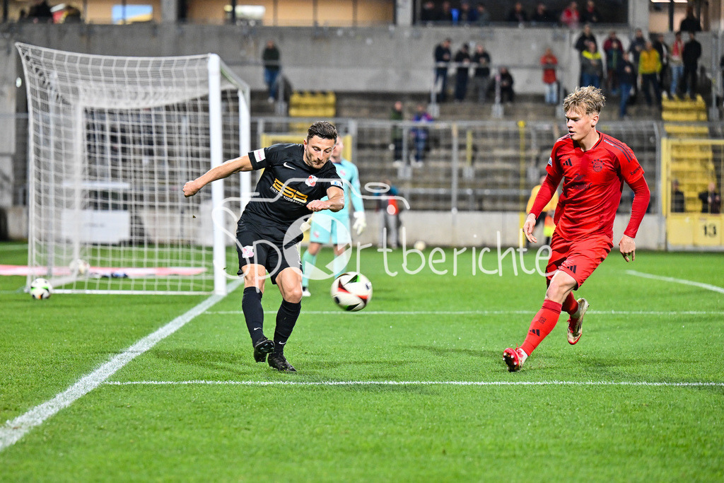 FC Bayern Amateure - SpVgg Hankofen-Hailing | im Duell Daniel RABANTER (Hankofen 11) und Samuel UNSOELD (FC Bayern München II #9) / Zweikampf / Regionalliga Bayern: FC Bayern Muenchen II - SpVgg Hankofen-Hailing, Gruenwalder Stadion am 28.03.2025