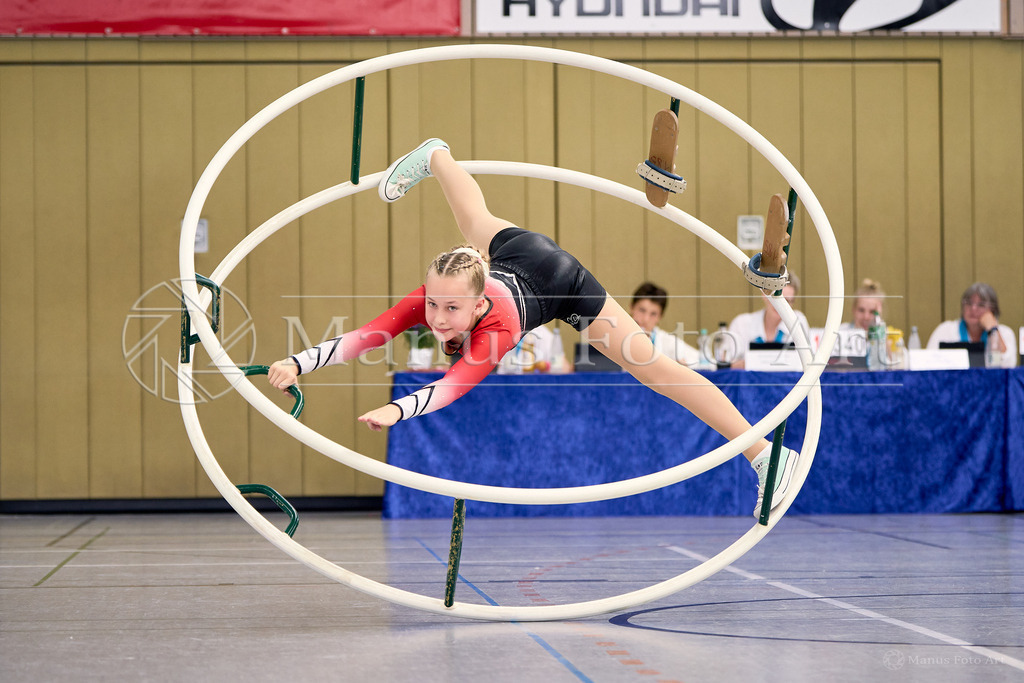 B-DSC01855 | Professionelle Sportfotografie in Hamburg, Schleswig-Holstein und Niedersachsen – spezialisiert auf Rhönrad, Geräteturnen, Leistungsturnen und rhythmische Sportgymnastik. Bundesweite Begleitung von Rhönrad-Events. Jetzt Sport-Fotos - Realisiert mit Pictrs.com