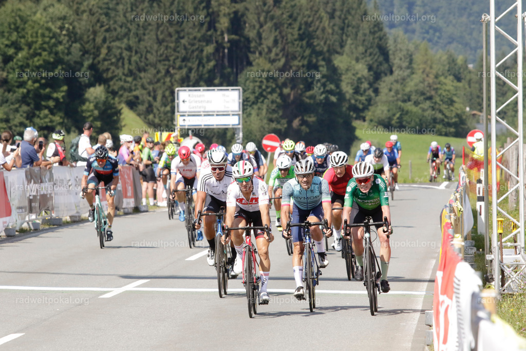 1073_20230817_Bewerb_Maenner_Muehlanger | AUT - OESTERREICH, 2023-08-16: SPORT RENNRAD-FAHREN - 55. INTERNATIONALER RADWELTPOKAL IN ST. JOHANN IN TIROL  - Vintage-Radrennen mit WM-Bronze-Medaillen-Siegerin Christina Schweinberger, den Teilnehmer und Alexander Baumann (vom Orginastions-Team) - TAG 2 BEWERB MAENNER IN SECHS GRUPPEN  ; Foto: Roland Muehlanger