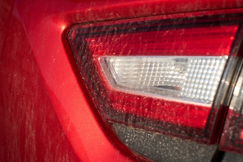 Schmutziges Rücklicht eines roten Autos | Wien, Austria - March 11, 2023: Schmutziges Rücklicht eines roten Autos. - Realisiert mit Pictrs.com