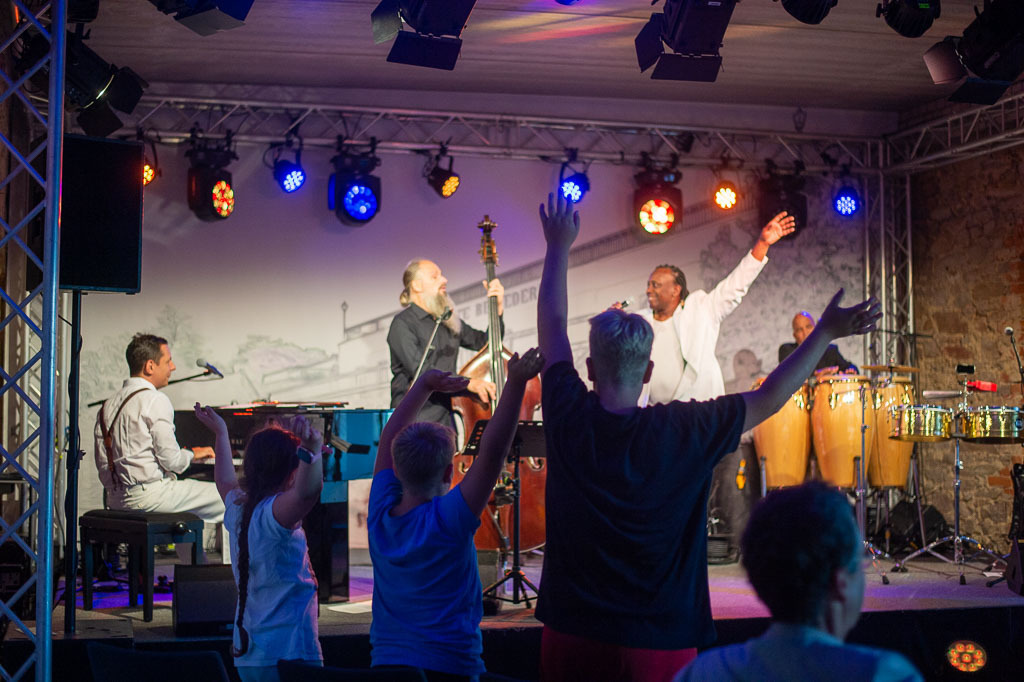 Summ Summ Salsa | Kinderkonzert Summ Summ Salsa mit Klazz Brothers & Cuba Percussion im Forte Belvedere Leisnig zum Festival Hallo Leisnig 2022. - Realisiert mit Pictrs.com