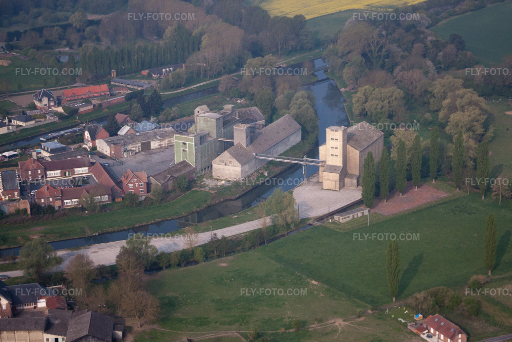 Aerial view: View of the town in Vendhuile in the state Aisne, France. – Photo: IMG_40024.jpg taken on 04/17/2011 by Werner Riehm/FLY-FOTO.com – Resolution of the original: 4752 x 3168 px