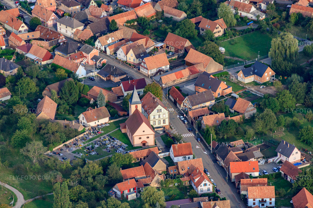 Aerial view: Church and cemetery in the village center in Gundershoffen in the state Bas-Rhin, France. – Photo: IMG_53644.jpg taken on 09/30/2012 by Werner Riehm/FLY-FOTO.com – Resolution of the original: 4636 x 3091 px