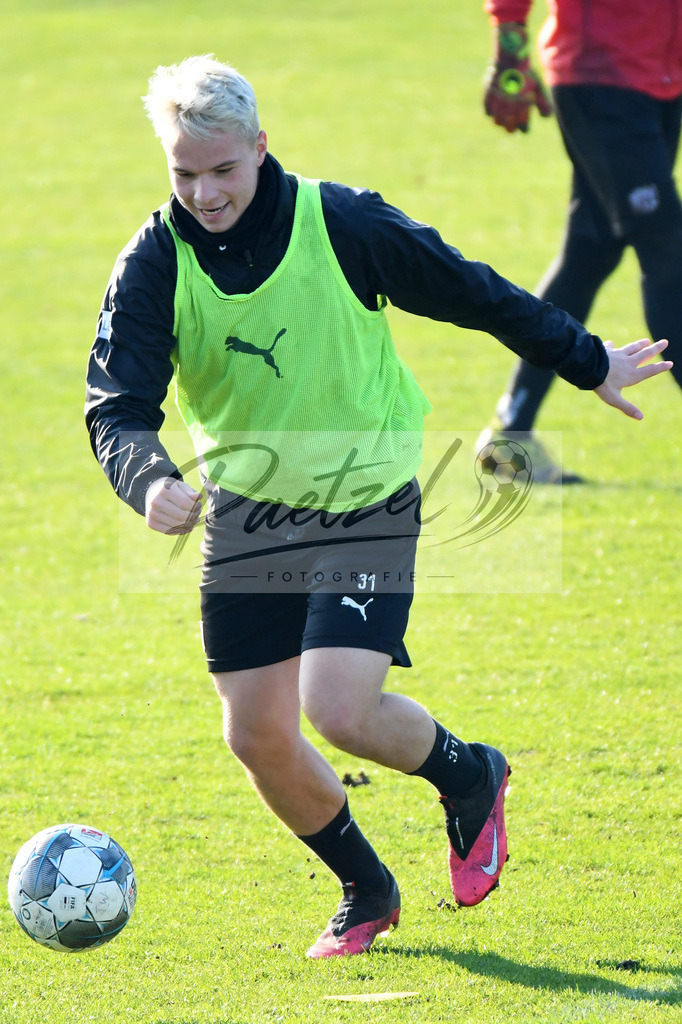 20200207_TRAOSN_0010 | Fußball, Herren: Niklas Schmidt (VfL Osnabrueck) in Aktion, am Ball, Einzelaktion waehrend der Trainingseinheit des VfL Osnabrueck im Sportpark Illoshoehe am 07.02.2020 in Osnabrueck, Deutschland. - Realisiert mit Pictrs.com
