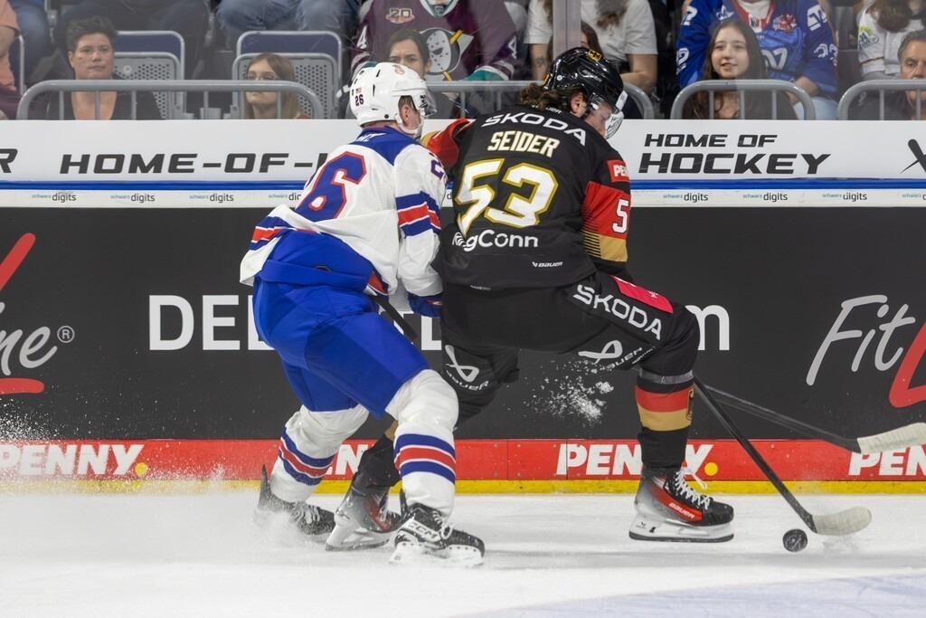 Eishockey-Länderspiel Deutschland gegen USA in Mannheim (letztes Vorbereitungsspiel vor der WM in der Schweiz) | Eishockey-Länderspiel Deutschland gegen USA in Mannheim (letztes Vorbereitungsspiel vor der WM in der Schweiz)***Moritz Seider (53, Deutschland) behauptet den Puck vor Max Plante (26, USA) - Realisiert mit Pictrs.com