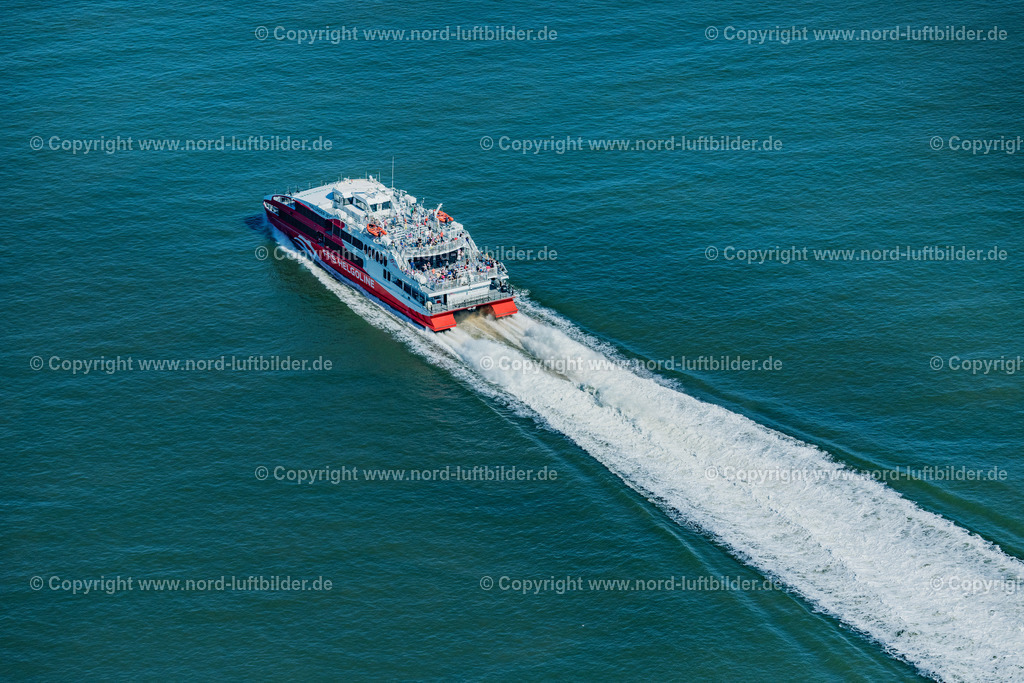 Cuxhaven_Halunder_Jet_ELS_7792130822 | CUXHAVEN 13.08.2022 Fahrt des Fähr- Schiffes FRS Halunderjet Katamaran über die Nordsee in Cuxhaven im Bundesland Niedersachsen. // Ride a ferry ship on the North Sea in Cuxhaven Halunderjet in the state Lower Saxony. Foto: Martin Elsen