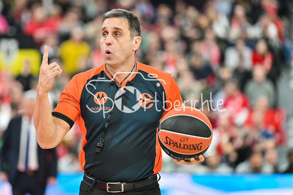 FC Bayern Basketball - AS Monaco Basket | MUNICH, GERMANY - 05. FEBRUARY: im Bild Schiedsrichter Carlos PERGUA / Einzelfoto / Freisteller während dem Match zwischen dem FC Bayern Basketball und dem AS Monaco Basket am 27. Spieltag der EuroLeague im SAP GARDEN