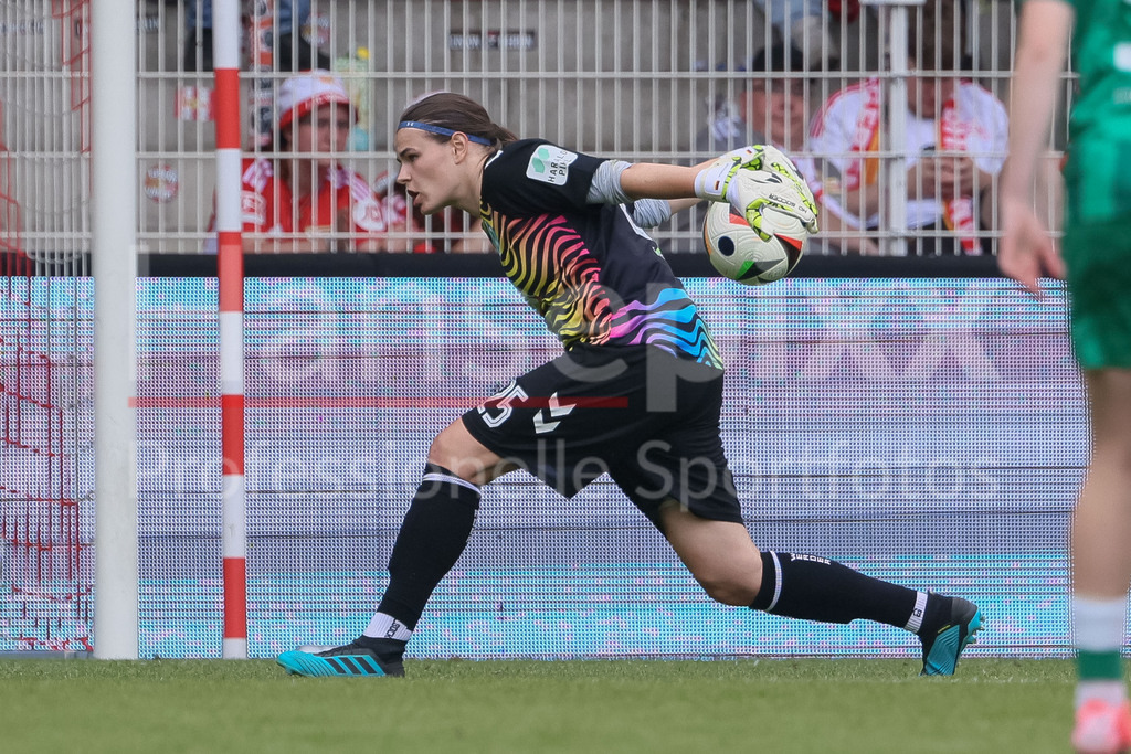 Fussball, Testspiel Frauen, 1. FC Union Berlin - SV Werder Bremen | v.li.: Johanna Wende (Torhüterin, Torwart, SV Werder Bremen, 25) am Ball, Einzelbild, Ganzkörper, Aktion, Action, Spielszene