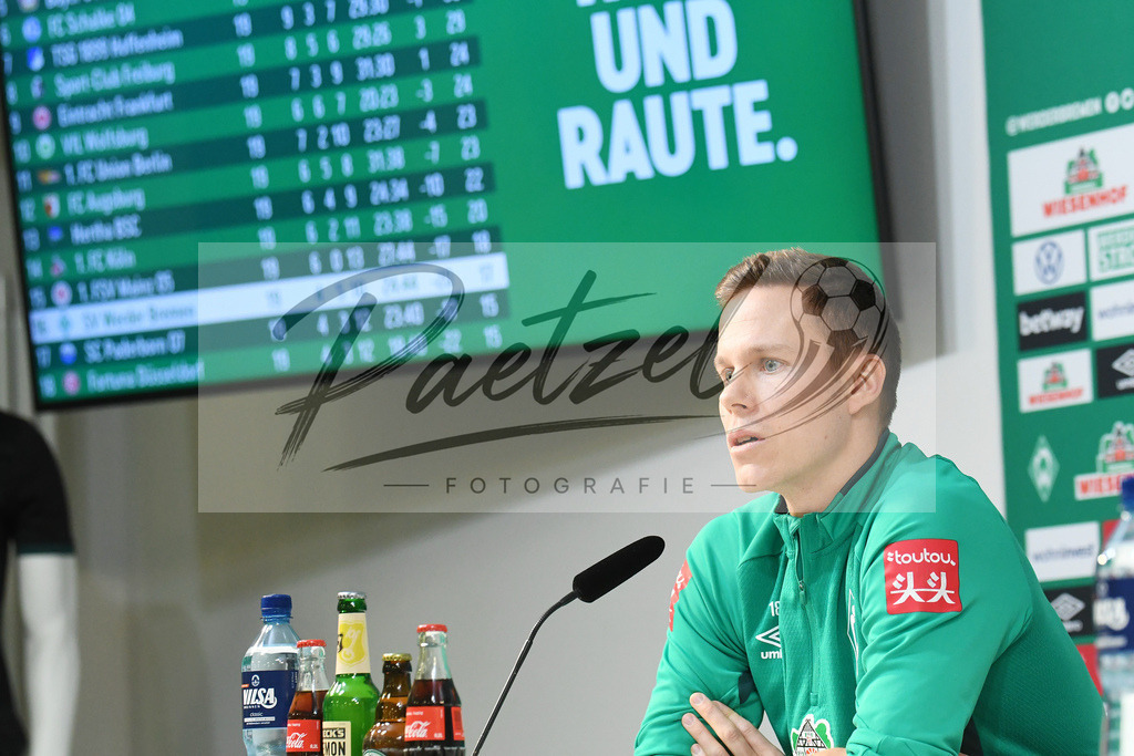 20200129_PKSVWB_0002 | Fußball, Herren: Niklas Moisander (SV Werder Bremen) schaut bei der Pressekonferenz des SV Werder Bremen am 29.01.2020 im wohninvest Weserstadion in Bremen, Deutschland.(Foto von Nico Paetzel) - Realisiert mit Pictrs.com