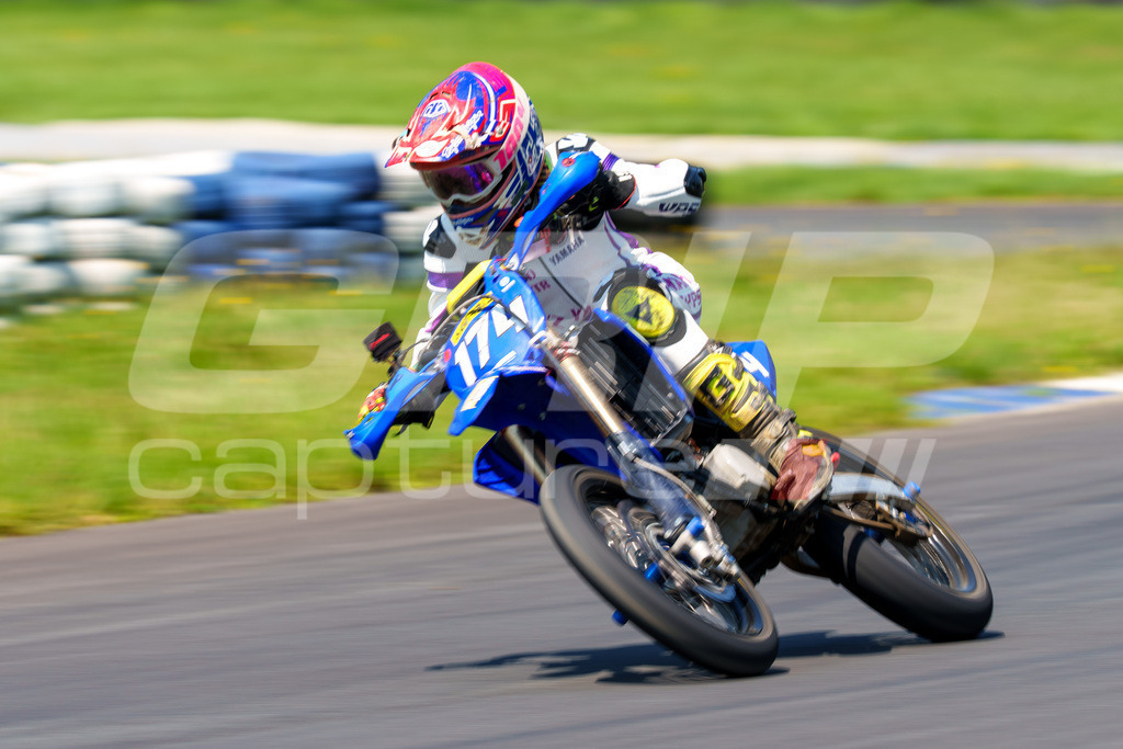 G-Cup + Supermoto Staatsmeisterschaft + Hungarian Supermoto Championship | GRIPcapture steht für authentische Sportfotografie in Österreich – für Momente, die mehr sind als Geschwindigkeit oder Ergebnis. Es geht um Emotion, Spannung, Fokus und den Augenblick, der oft nur einen Wimpernschlag dauert.Ob Motorsport, Teamsport oder 