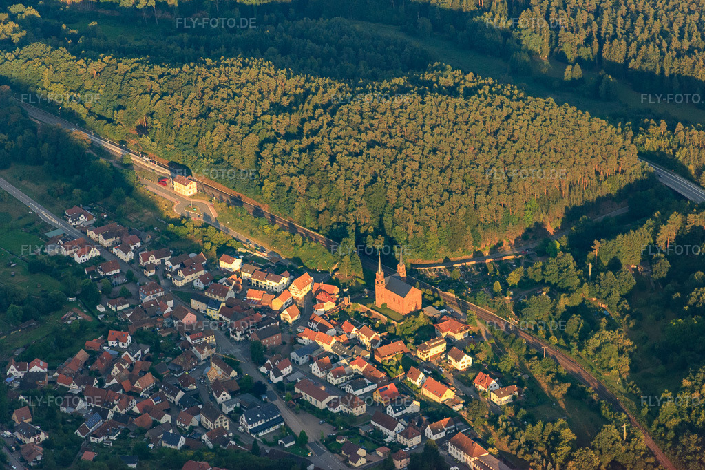 Luftbild: Queichtal-Bahnlinie mit Kirche Wilgartswiesen im Abendlicht in Wilgartswiesen im Bundesland Rheinland-Pfalz in Deutschland. Foto: IMG_084166.jpg vom 29.08.2015 durch Werner Riehm/FLY-FOTO.de